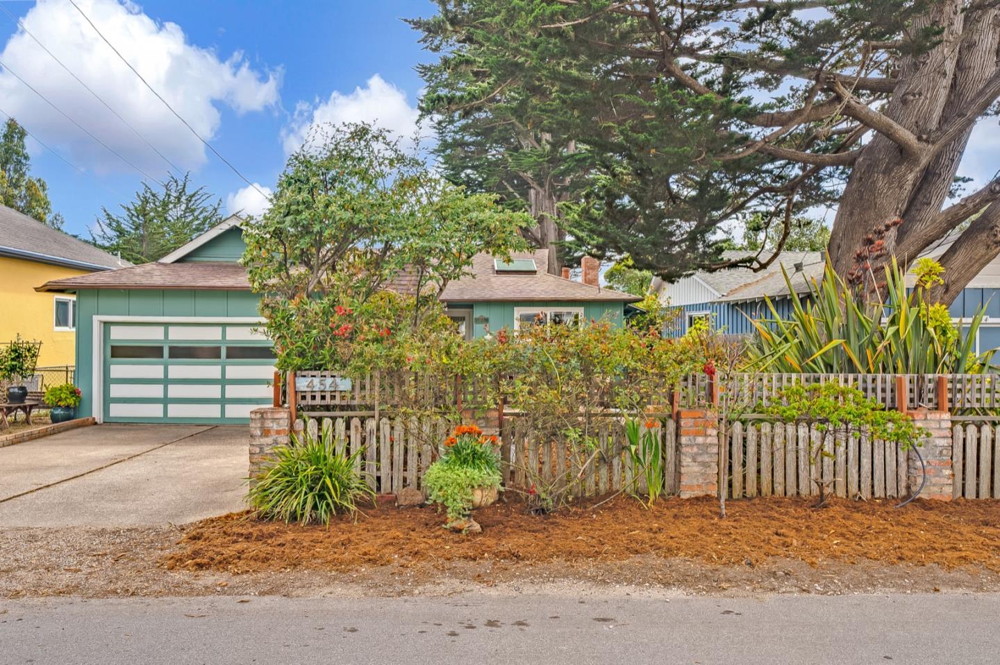 Detail Gallery Image 1 of 1 For 454 2nd Ave, Half Moon Bay,  CA 94019 - 3 Beds | 2 Baths