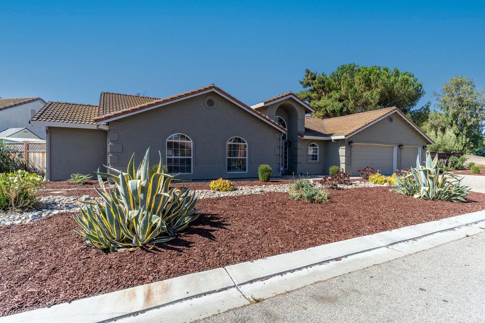 Detail Gallery Image 1 of 1 For 490 Bobbys Ln, Hollister,  CA 95023 - 3 Beds | 2/1 Baths