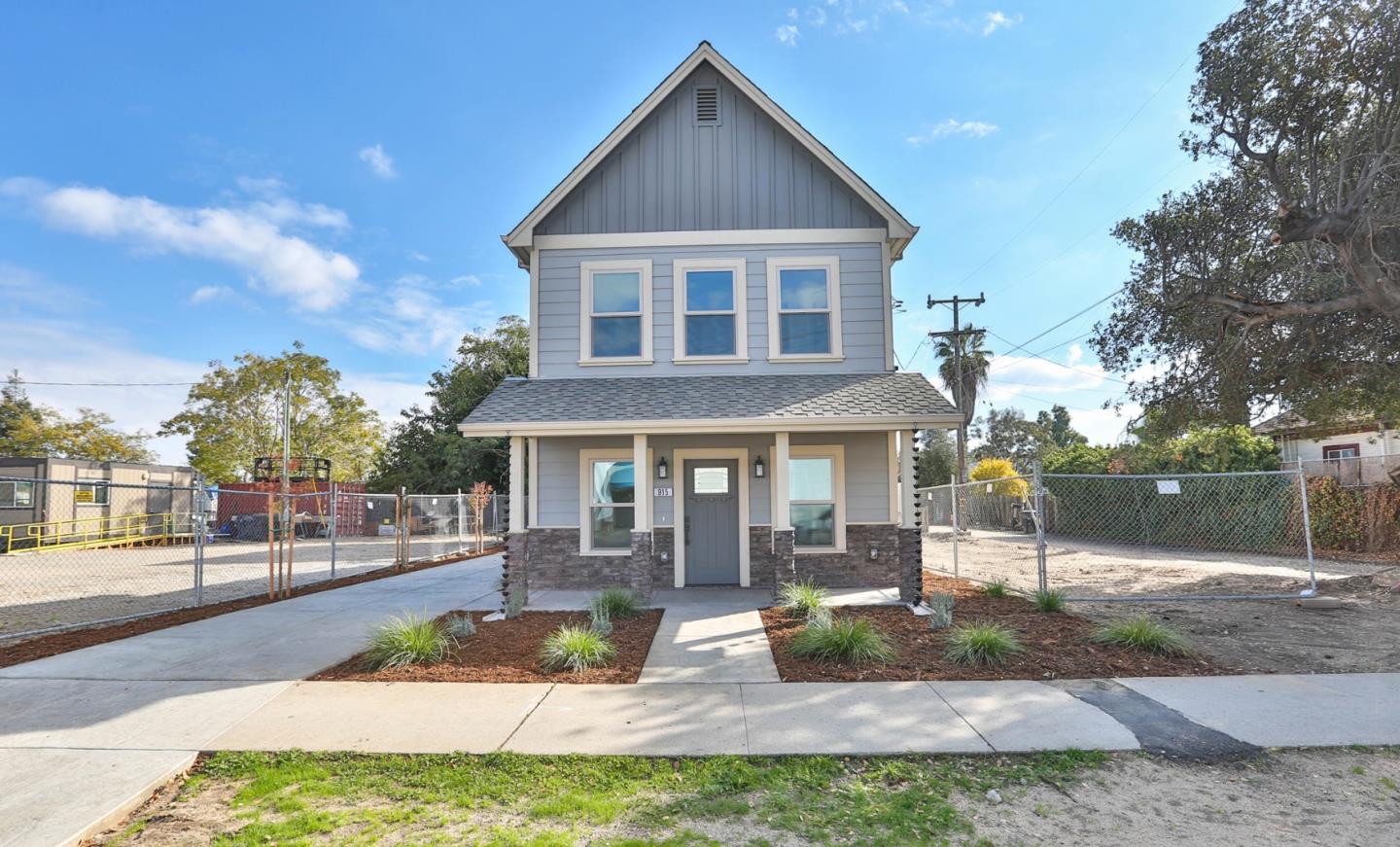 Photo of 915 E G St in Oakdale, CA