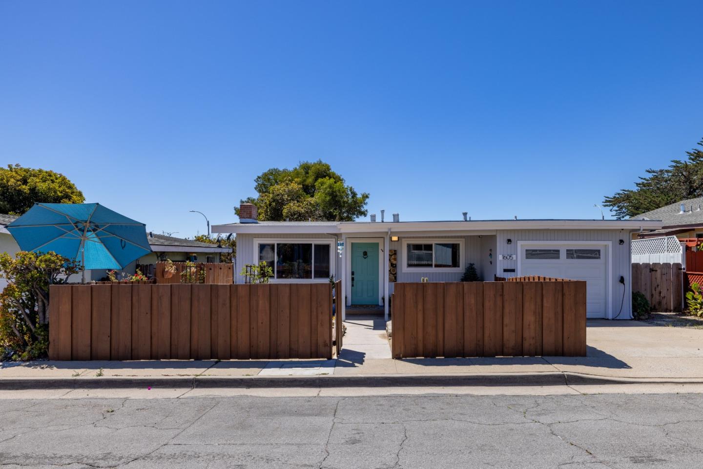 Detail Gallery Image 1 of 32 For 1605 Waring St, Seaside,  CA 93955 - 3 Beds | 1/1 Baths