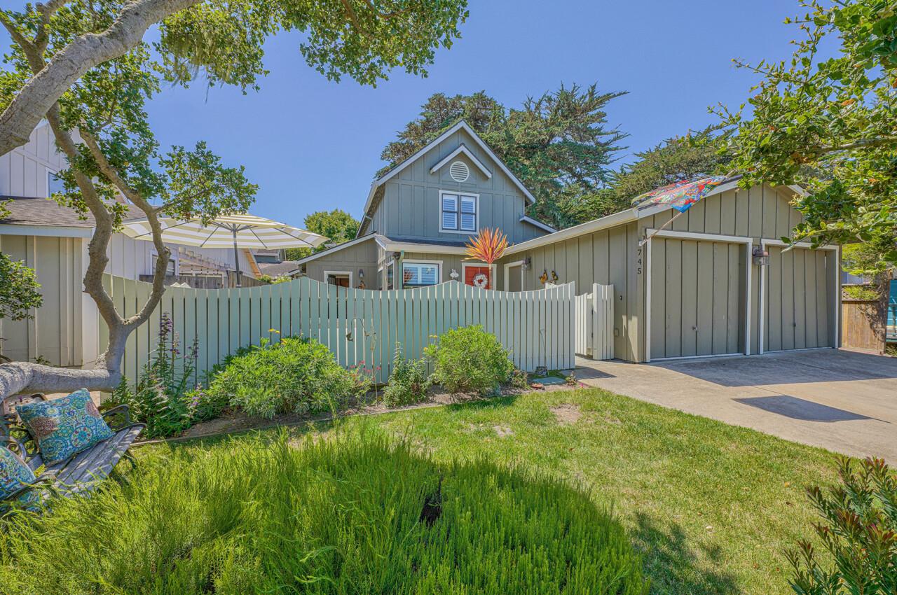 Detail Gallery Image 1 of 37 For 745 Sinex Ave, Pacific Grove,  CA 93950 - 3 Beds | 2 Baths
