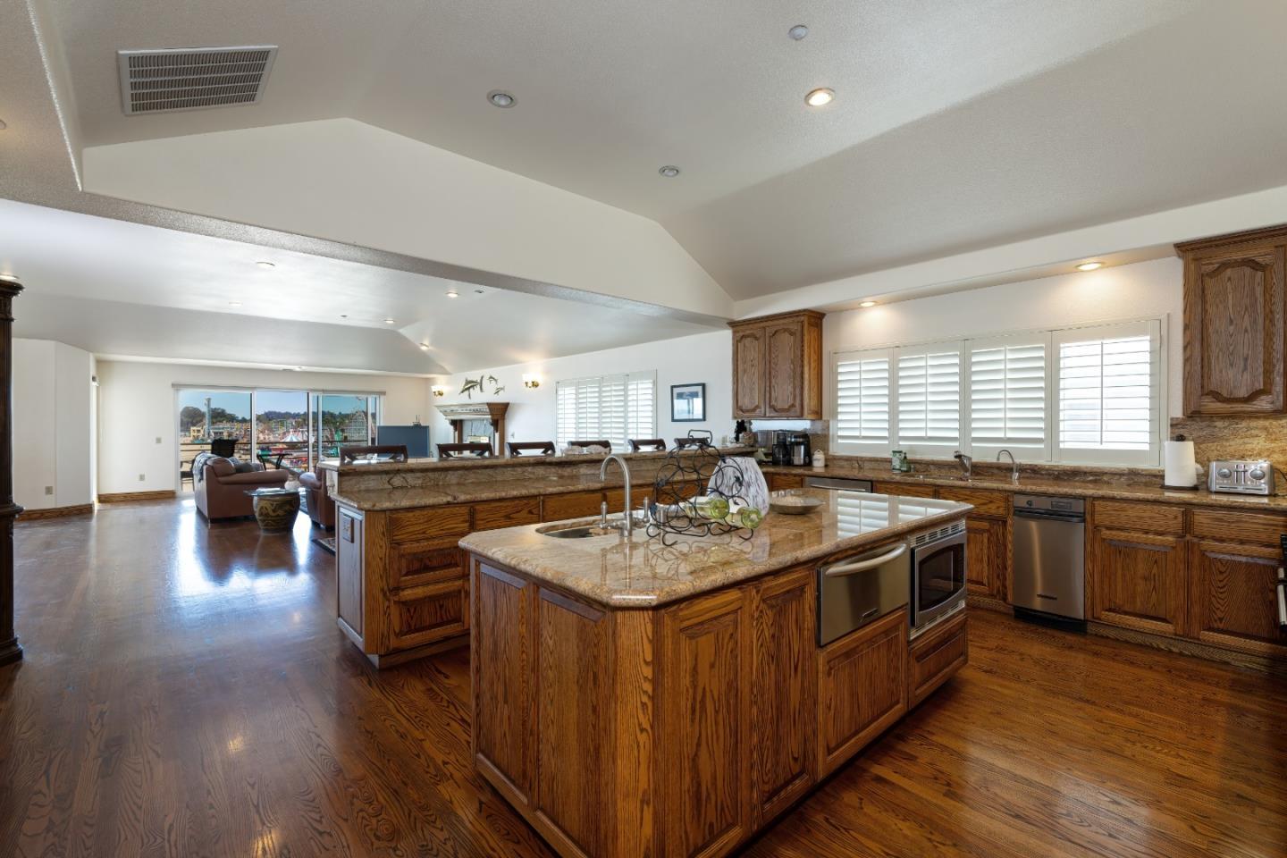 Detail Gallery Image 11 of 36 For 1148 E Cliff Dr, Santa Cruz,  CA 95062 - 6 Beds | 4 Baths