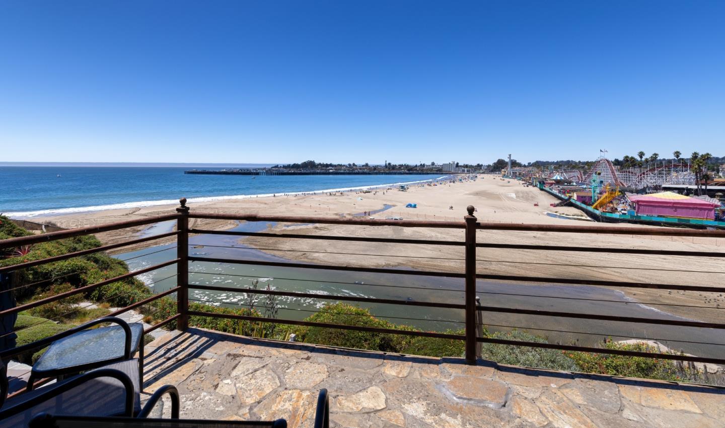 Detail Gallery Image 19 of 36 For 1148 E Cliff Dr, Santa Cruz,  CA 95062 - 6 Beds | 4 Baths