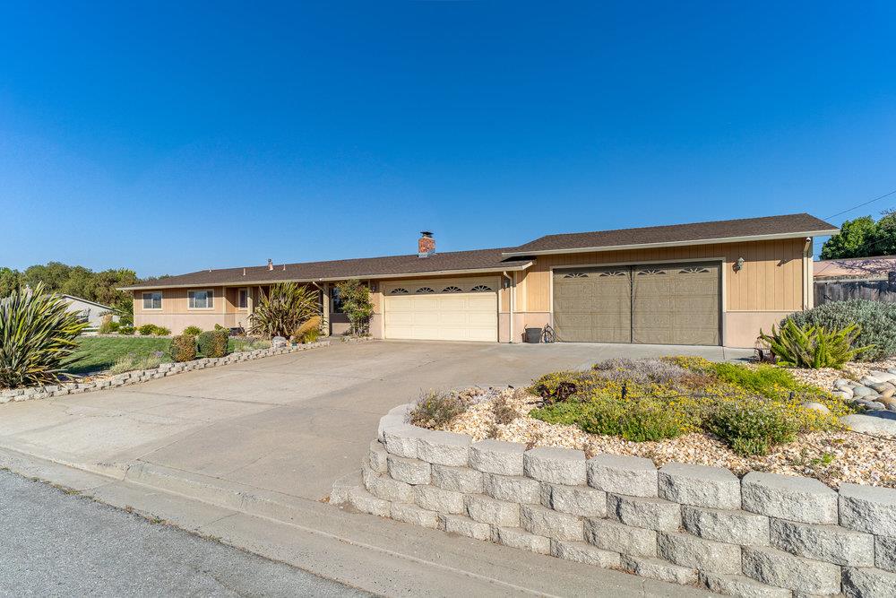 Detail Gallery Image 1 of 22 For 22115 Berry Dr, Salinas,  CA 93908 - 4 Beds | 2 Baths