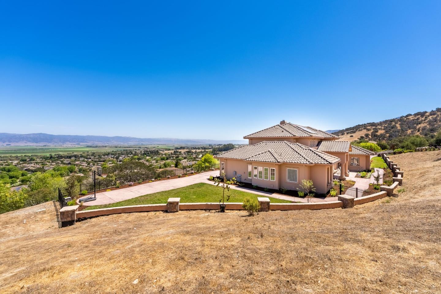 19811 Spring Ridge Ter, Salinas, CA 93908 4 Beds 4/1 Baths (Active) ML81904906 MLSL