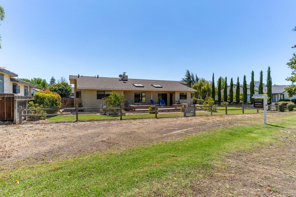 885 S Ridgemark Dr, Hollister, CA 95023 2 Beds 2 Baths (Expired