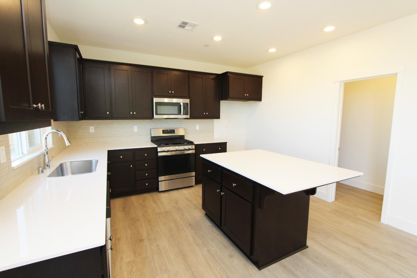 Photo of 1861 Felsite St #1-18 in Los Banos, CA