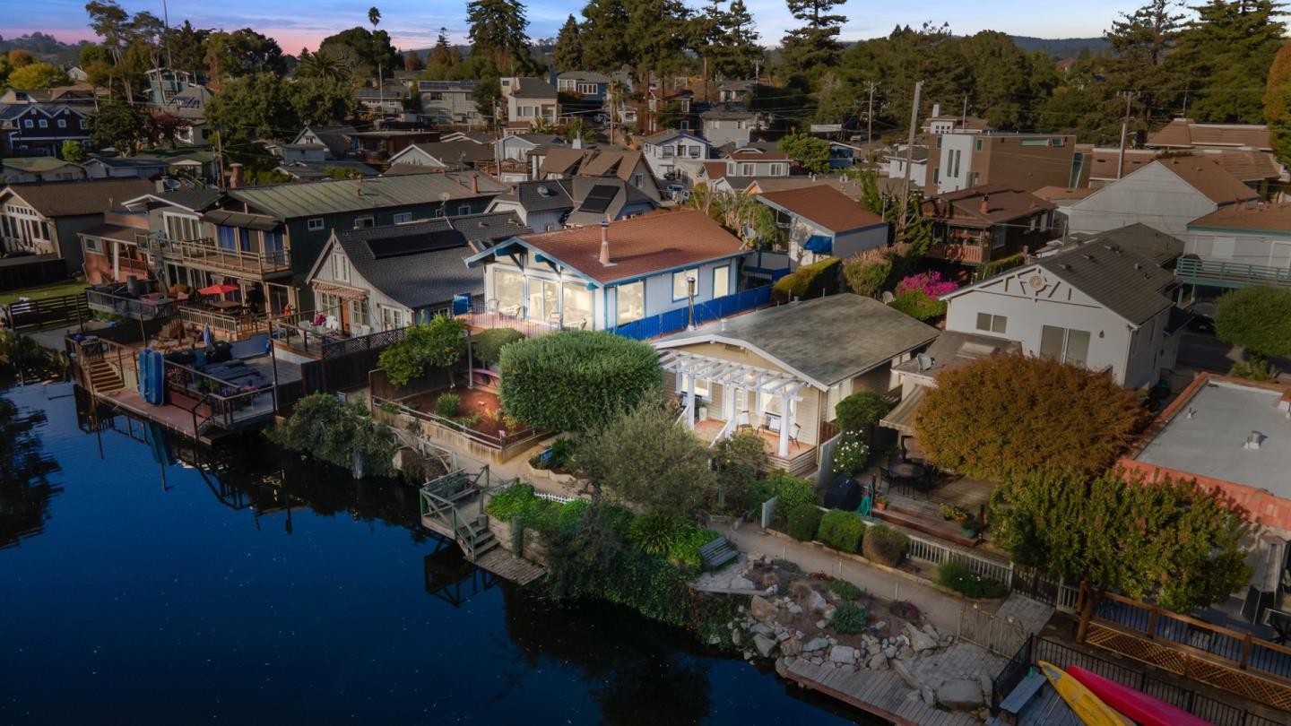 425 Riverview Ave, Capitola, CA 95010 2 Beds 1 Baths (Sold