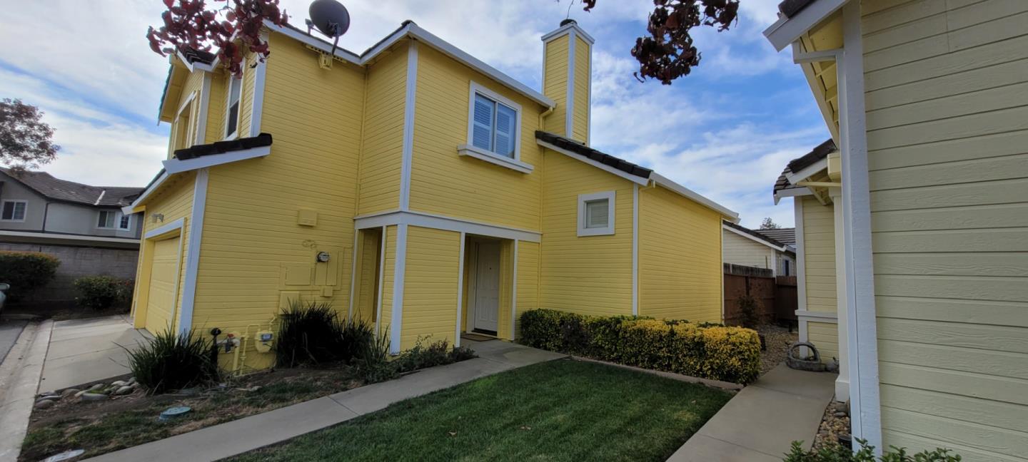 Photo of 9442 Laguna Pointe Wy in Elk Grove, CA
