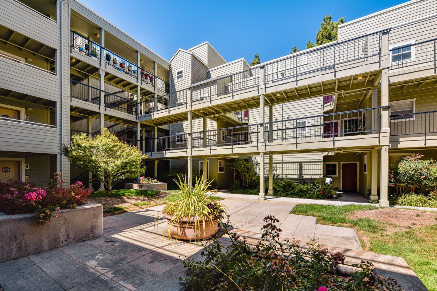 Detail Gallery Image 1 of 1 For 211 S Fremont St #215,  San Mateo,  CA 94401 - 1 Beds | 1 Baths